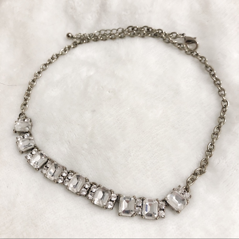 A simple necklace with different sized diamonds